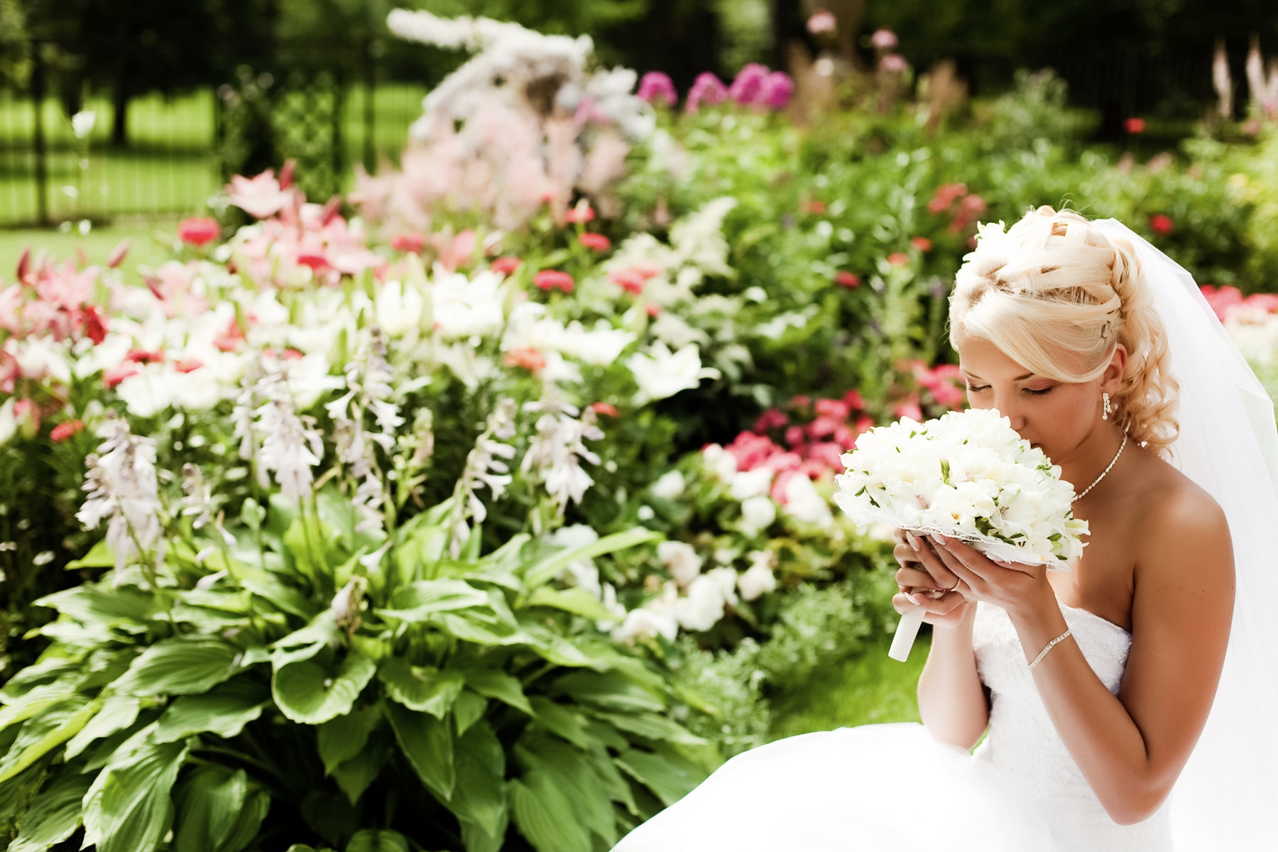 девушка блондинка свадьба невеста цветы природа загрузить