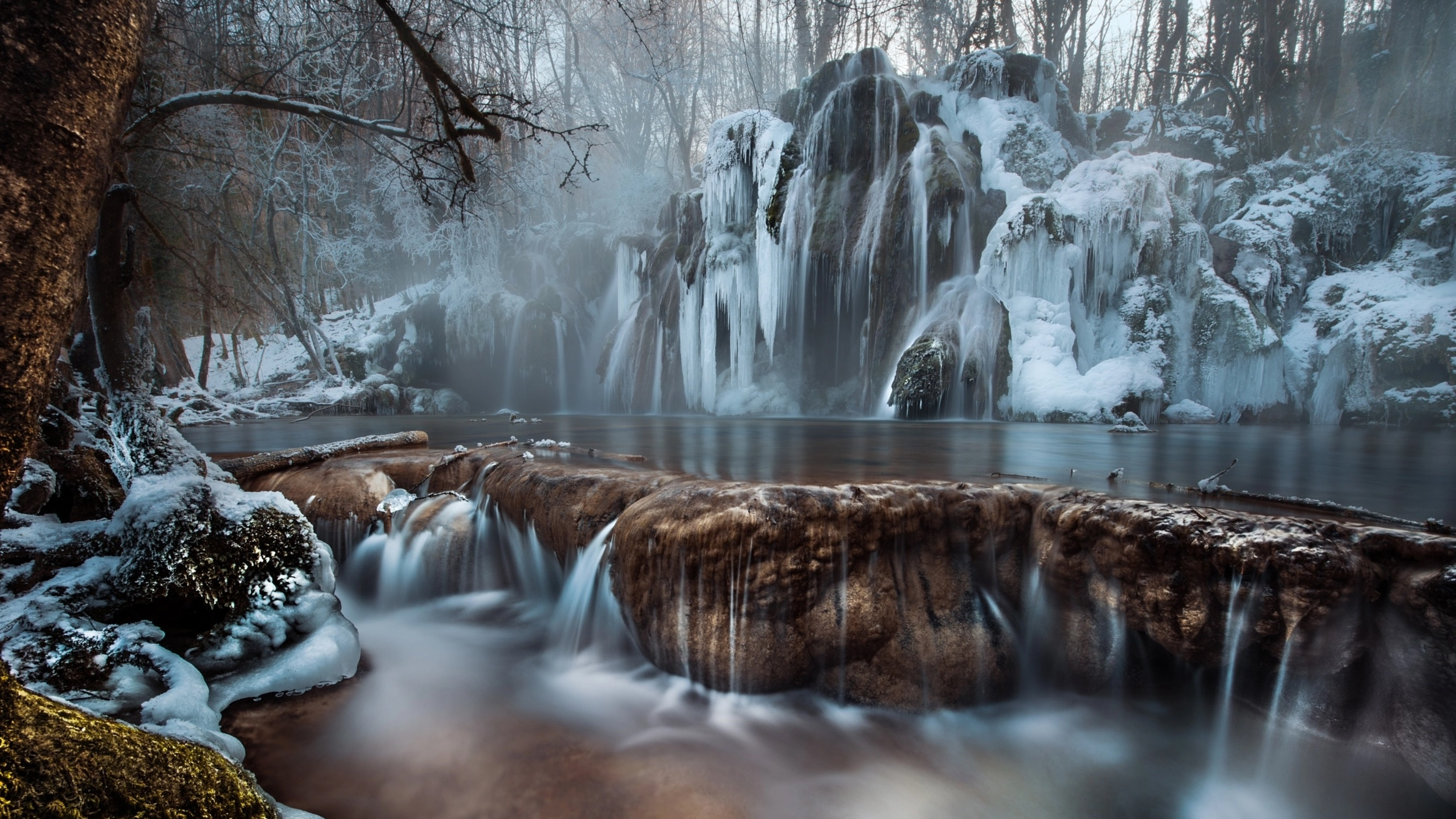 Водопад зимой. Замерзший водопад. Снежный водопад. Природа зима водопад.