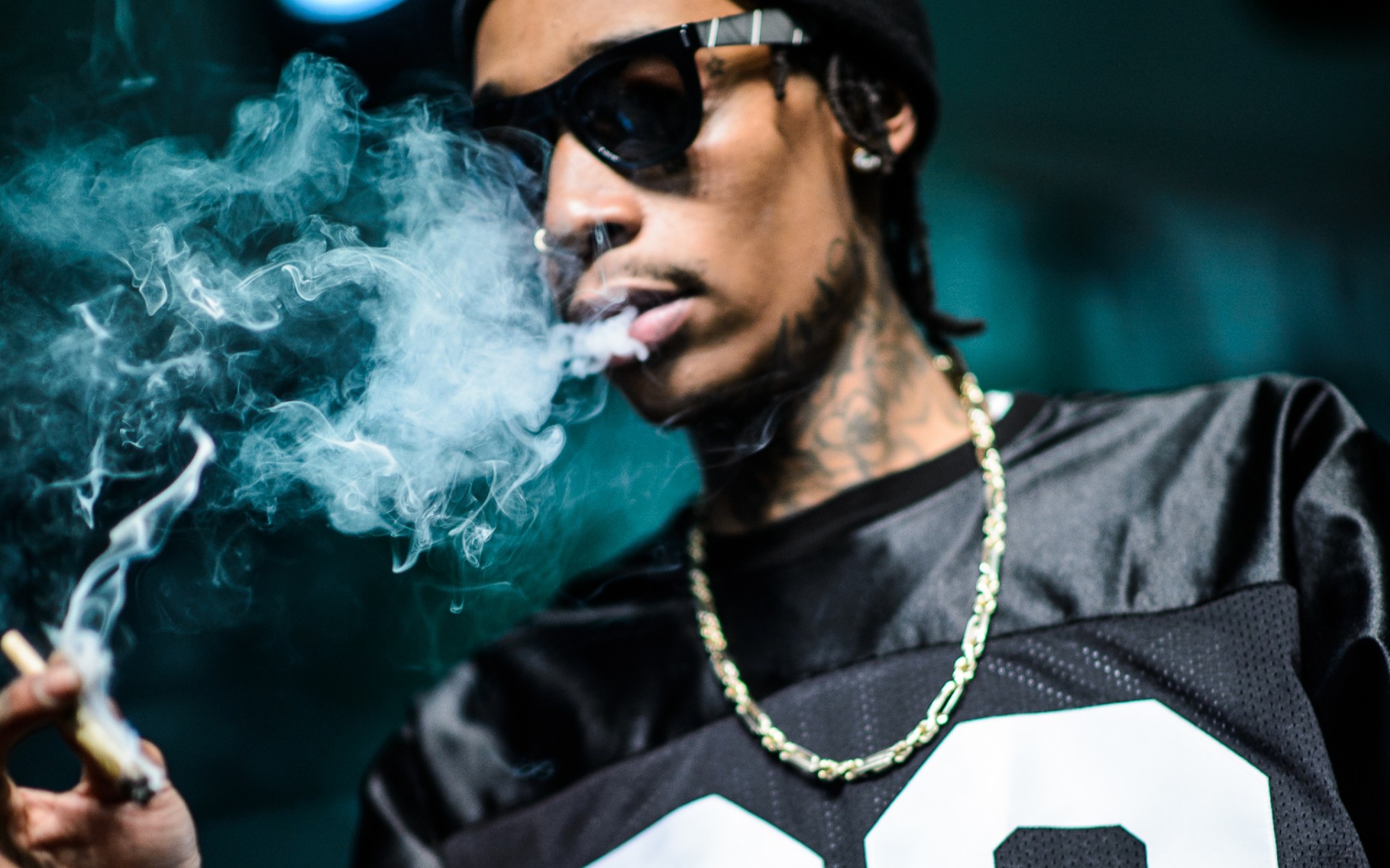 Крутой рэп. Wiz khalifa 2008. Wiz khalifa 2020. Wiz khalifa курит. Nigga Wallpaper.