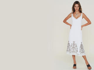 Alessandra Ambrosio In Lovely White Dress Wallpaper wallpaper