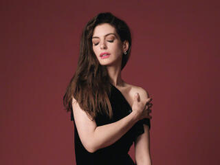 Anne Hathaway in Black wallpaper