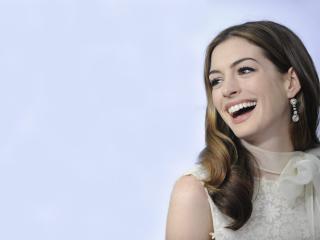 Anne Hathaway Pretty Smile Pics wallpaper