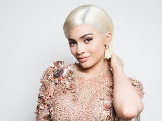 Blonde Kylie Jenner 2018 Wallpaper
