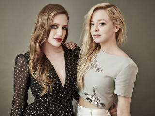 Carly Chaikin And Portia Doubleday Mr. Robot Actress wallpaper