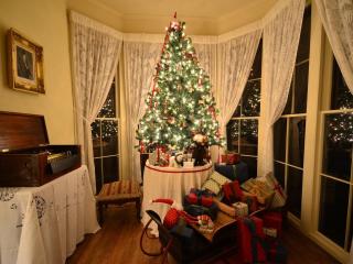 christmas tree, presents, sleigh wallpaper