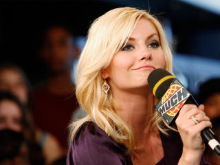 Elisha Cuthbert On Stage Images wallpaper