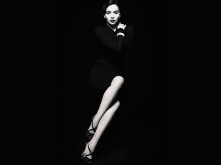 Emilia Clarke Monochrome In Black Dress wallpaper