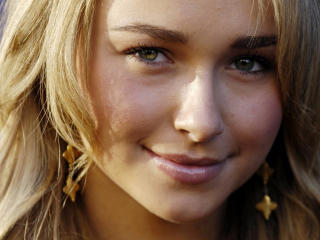 Hayden Panettiere Charming Smile Pic wallpaper