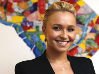 Hayden Panettiere Smile On Stage wallpaper