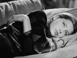Jessica Biel Sleeping On Sofa wallpaper