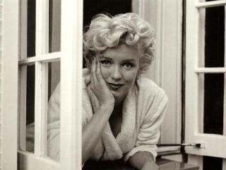 Marilyn Monroe Cleavage Pic wallpaper
