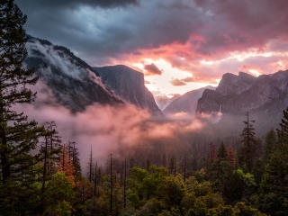 Misty Yosemite wallpaper