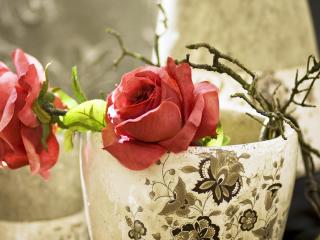 roses, vase, petals wallpaper