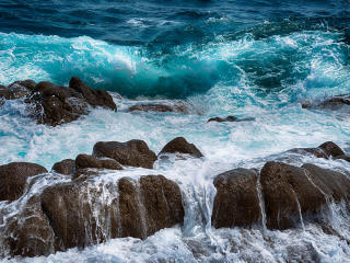 sea, rocks, spray wallpaper