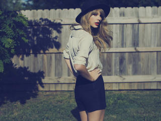 Taylor Swift in black hat wallpaper wallpaper