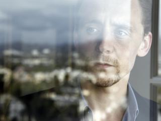 tom hiddleston, actor, glass Wallpaper