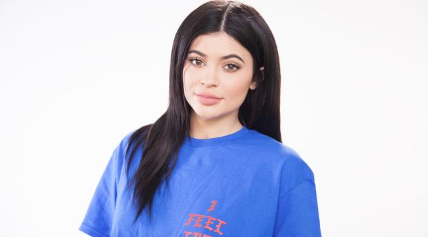 2018 Kylie Jenner Simple Makeup Look Wallpaper 319x720 Resolution