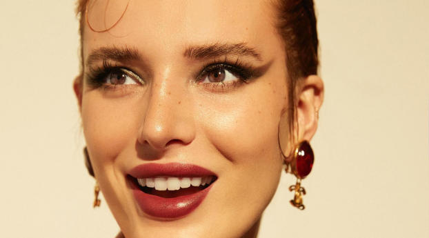 Actress Bella Thorne Beautiful Face Wallpaper 2560x1024 Resolution