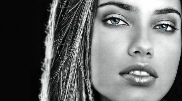 Adriana Lima Black And White HD Pics Wallpaper 1900x900 Resolution