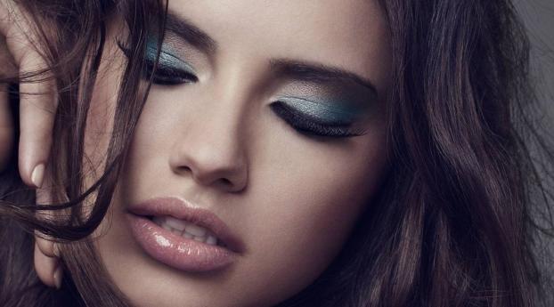 Adriana Lima HD Close Up Images Wallpaper 1400x768 Resolution