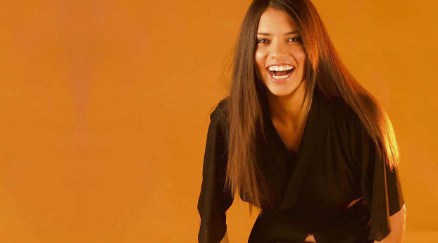 Adriana Lima Laughing Images HD Wallpaper 320x240 Resolution