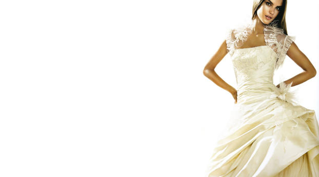 Alessandra Ambrosio Gorgeous White Dress Wallpaper Wallpaper 320x200 Resolution