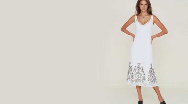 Alessandra Ambrosio In Lovely White Dress Wallpaper Wallpaper