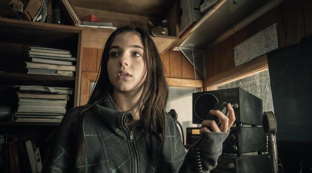 Alexa Nisenson As Charlie In Fear the Walking Dead Wallpaper 1280x2120 Resolution