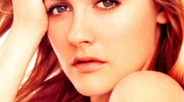 Alicia Silverstone Close Up Hd Images Wallpaper 240x400 Resolution