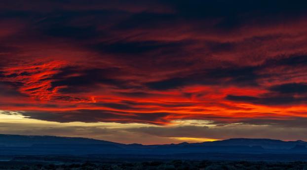Amazing Cloudy Sunset Wallpaper 640x1136 Resolution
