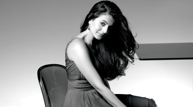 Ameesha Patel Black In White Pics Wallpaper 1080x2160 Resolution