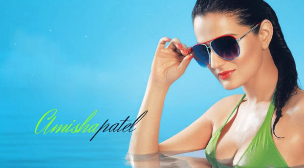 Ameesha Patel In Specs Wallpaper  Wallpaper 1080x2244 Resolution