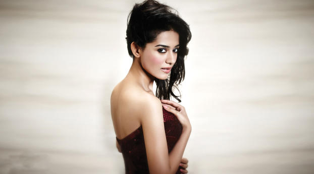 Amrita Rao In Black Dress Hd Photos Wallpaper 1080x2160 Resolution