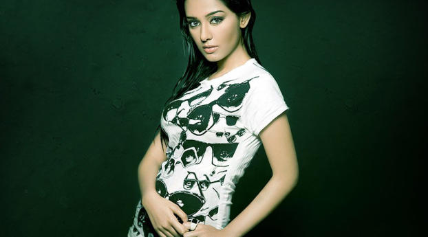 Amrita Rao In White T-Shirt Phots Wallpaper 2048x1152 Resolution