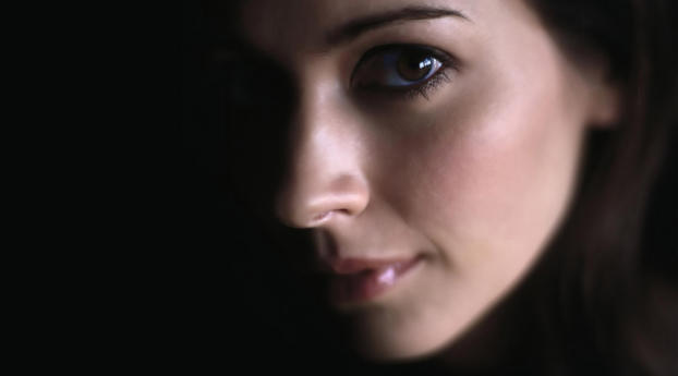 Amy Acker Close Up Hd Piics Wallpaper 640x1136 Resolution