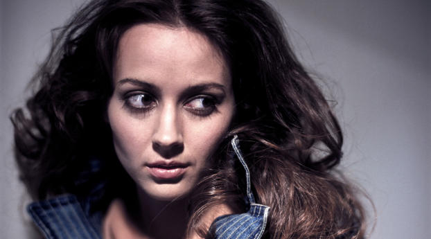 Amy Acker Gorgeous Hd Wallpapers Wallpaper 1360x768 Resolution