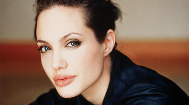 Angelina Jolie Gorgeous Face Hd Pics Wallpaper 1280x2120 Resolution