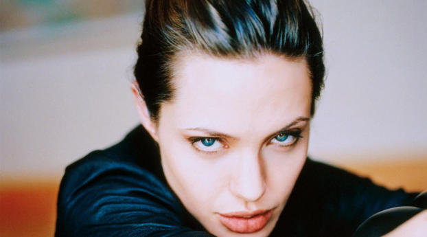Angelina Jolie Stunning Hd Photos Wallpaper 5120x2880 Resolution