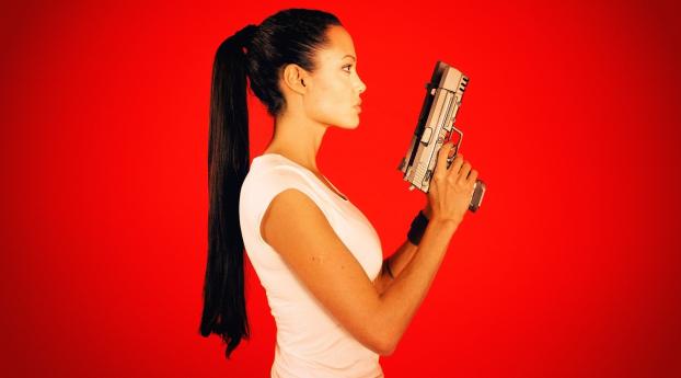 Angelina Jolie With Gun Pics Wallpaper 960x544 Resolution