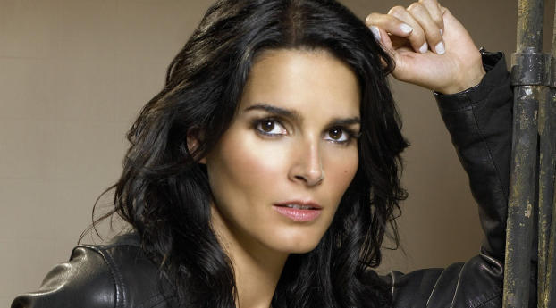 Angie Harmon Close Up Wallpapers Wallpaper 1440x3160 Resolution