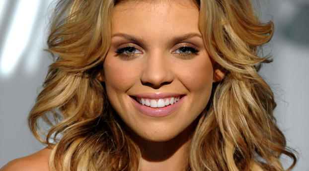 annalynne mccord, actress, smile Wallpaper 2048x1152 Resolution