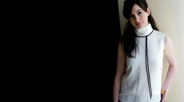 Anne Hathaway Beautiful Hd Pics Wallpaper 960x544 Resolution
