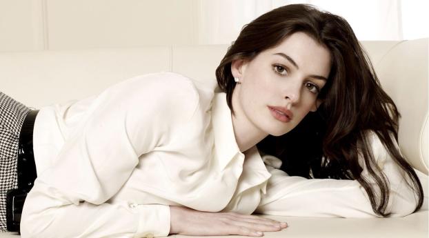 Anne Hathaway Charming Photos Wallpaper 7680x5120 Resolution