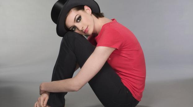 Anne Hathaway Cute Pics Wallpaper 540x960 Resolution