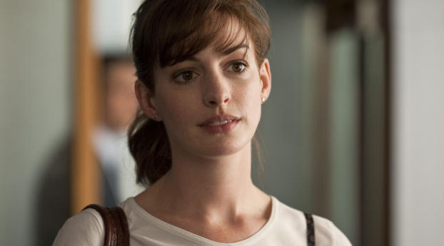 Anne Hathaway Pretty Hd Images Wallpaper 1440x2992 Resolution