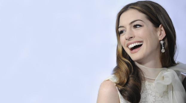 Anne Hathaway Pretty Smile Pics Wallpaper 1600x1200 Resolution