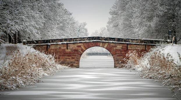 Arch Bridge Canal 4K Wallpaper