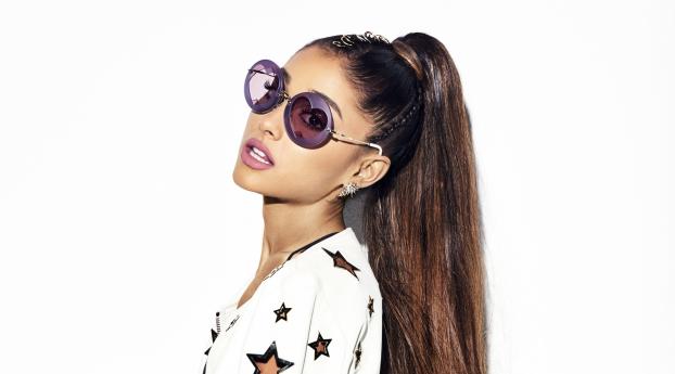 Ariana Grande Heart Sunglasses 4K Wallpaper 1920x1080 Resolution