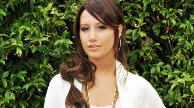 Ashley Tisdale Charming Hd Photo Collection Wallpaper 640x1136 Resolution