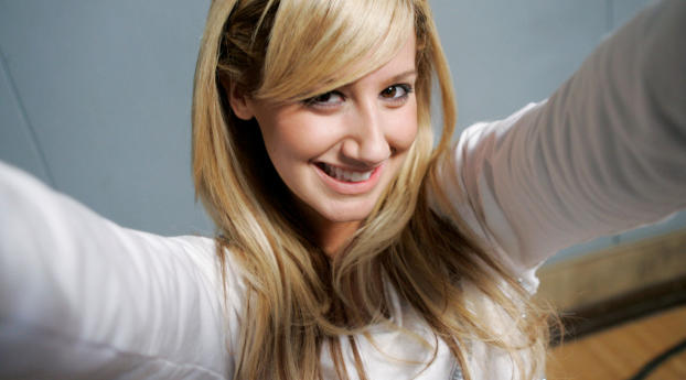 Ashley Tisdale Selfie Pics Wallpaper 480x484 Resolution